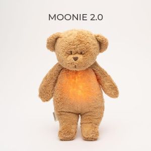 MOONIE ORGANIC 2.0: Приятелче за спокоен сън от органичен памук с нощна лампа и успокояващи звуци - МЕЧО "CAPPUCCINO"
