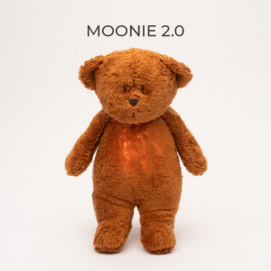 MOONIE ORGANIC 2.0: Приятелче за спокоен сън от органичен памук с нощна лампа и успокояващи звуци - МЕЧО "CARAMEL"