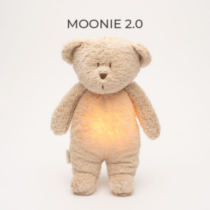 MOONIE ORGANIC 2.0: Приятелче за спокоен сън от органичен памук с нощна лампа и успокояващи звуци - МЕЧО "SAND"