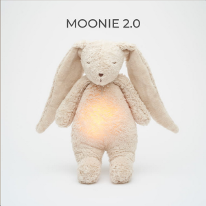 MOONIE ORGANIC 2.0: Приятелче за спокоен сън от органичен памук с нощна лампа и успокояващи звуци - ЗАЙО "SAND"