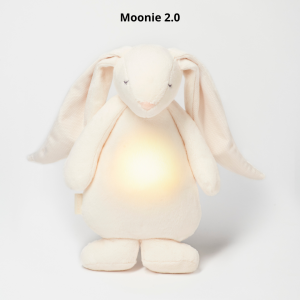 MOONIE 2.0: Приятелче за спокоен сън с нощна лампа и успокояващи звуци - ЗАЙО "CREAM"